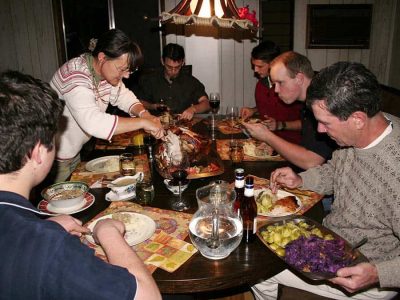 thanksgiving-family-dinner