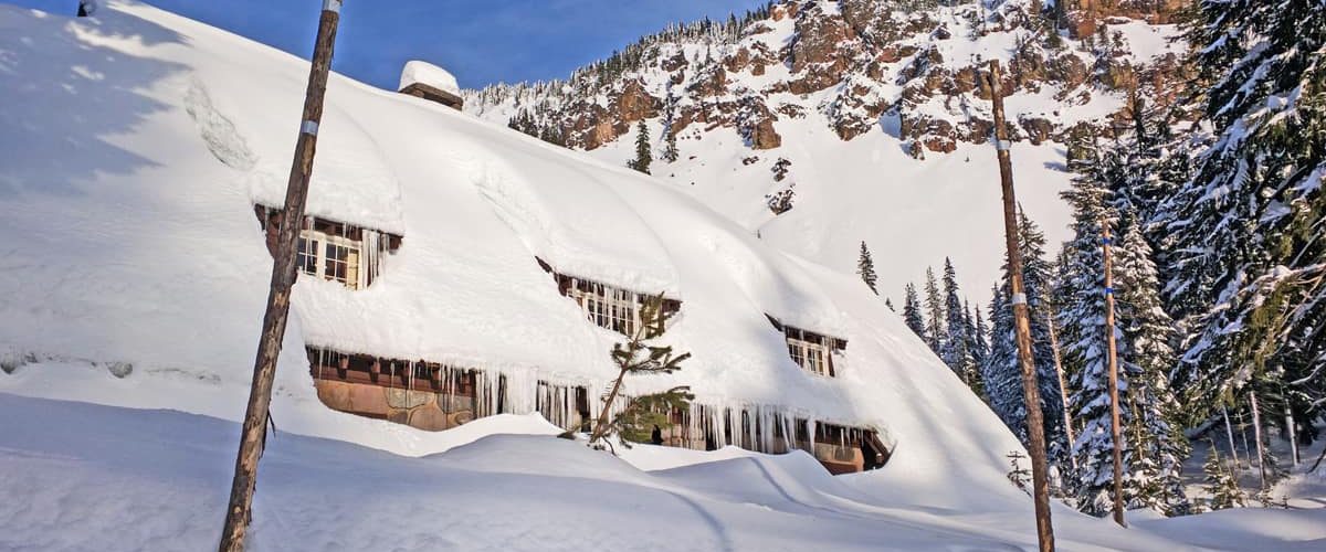 crater lake visitor center in winter